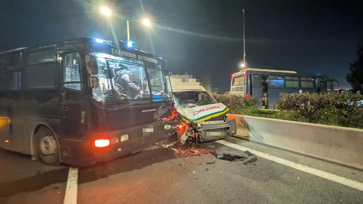 Ατύχημα στον Πλατύκαμπο: Ασθενοφόρο έπεσε πάνω σε κλούβα της αστυνομίας