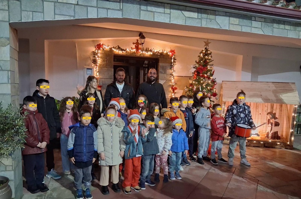 Αναψε το δένδρο στην εκκλησία της Ροδιάς