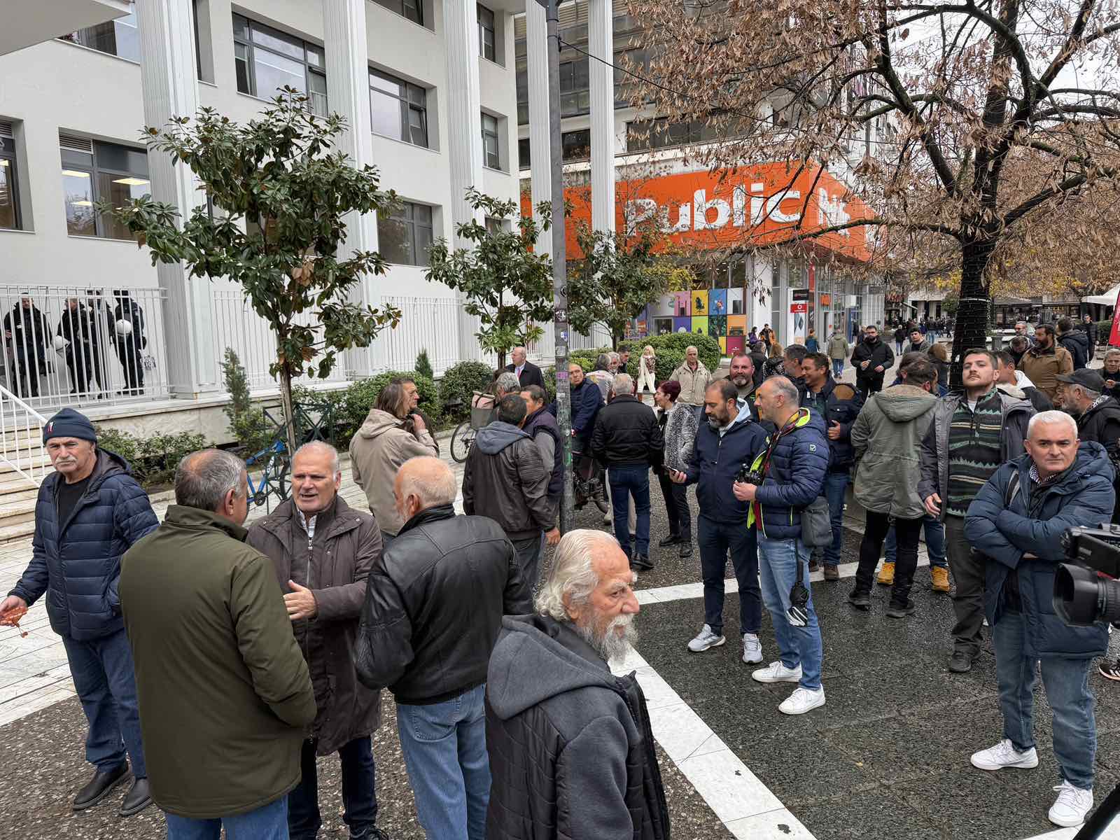 Σε κλοιό αγροτών και τρακτέρ το δικαστικό μέγαρο Λάρισας – Ζητούν την αθώωση των συναδέλφων τους (φωτο-βίντεο)