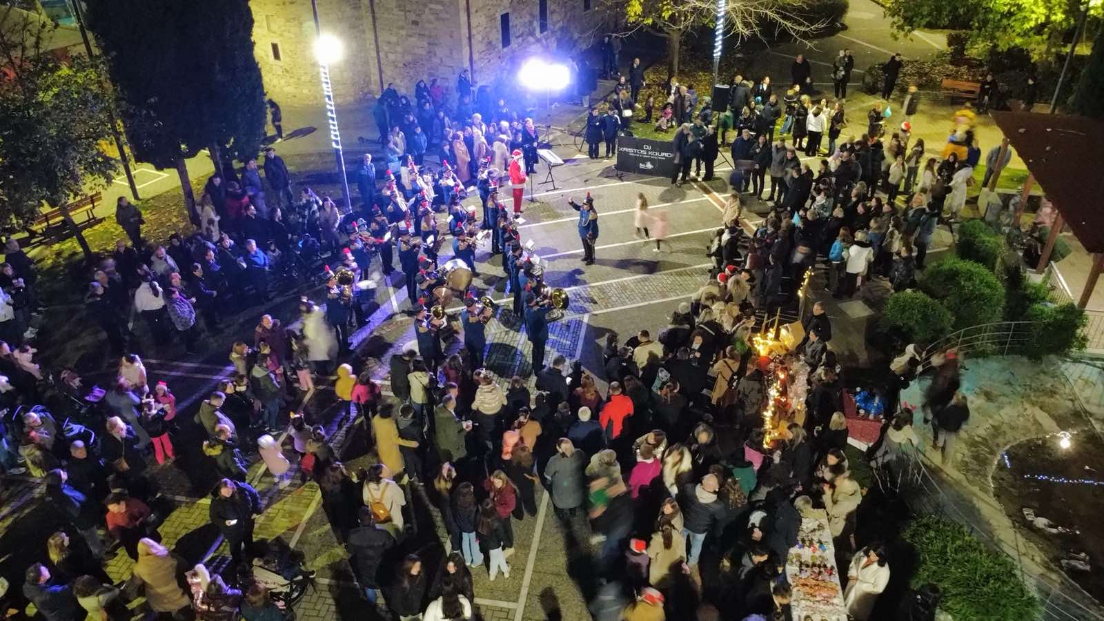 Φαντασμαγορικό άναμμα του δένδρου στη Φαλάνη