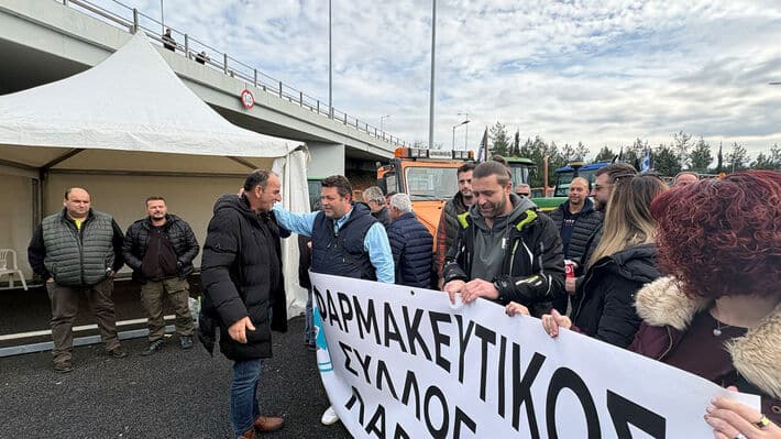 Στο πλευρό των αγροτών στο μπλόκο της Νίκαιας ο Φαρμακευτικός Σύλλογος Λάρισας