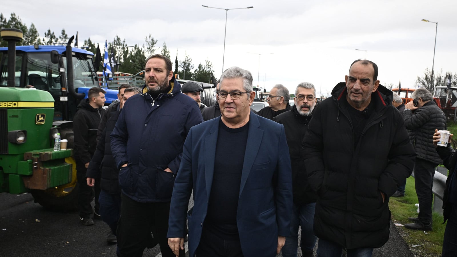 Στο μπλόκο των αγροτών στη Νίκαια ο ΓΓ της ΚΕ του ΚΚΕ Δ. Κουτσούμπας