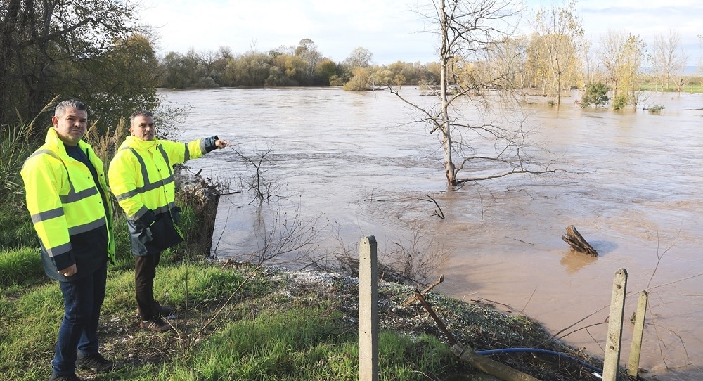 Πηνειός: Αργή, αλλά σταθερή η υποχώρηση των υδάτων, σε πλήρη επιφυλακή ο Δήμος Λαρισαίων