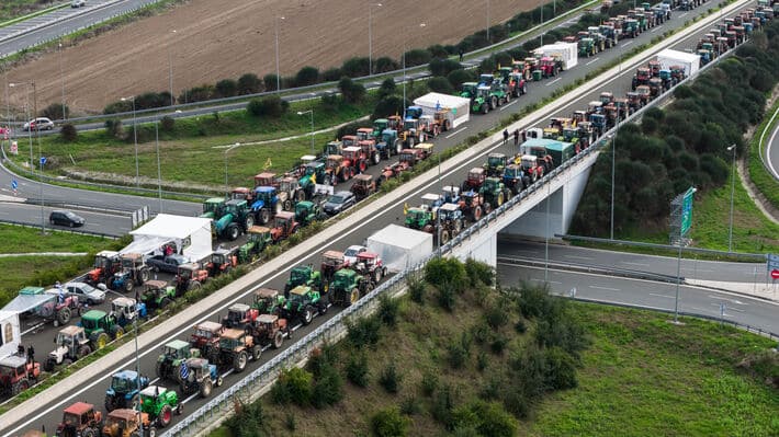 ΚΝΕ: Ο δίκαιος ξεσηκωμός των αγροτών στα μπλόκα φωτίζει το δρόμο για όλο το λαό!