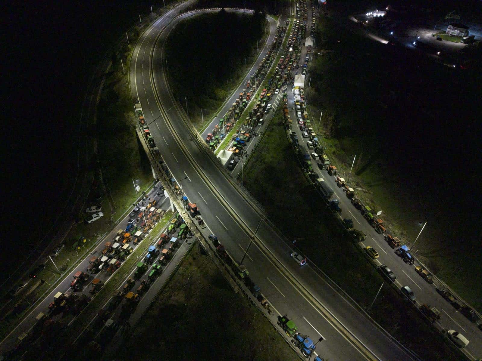 Εντυπωσιακές εικόνες στο μπλόκο της Νίκαιας με τον φακό του Νίκου Μαυρόπουλου