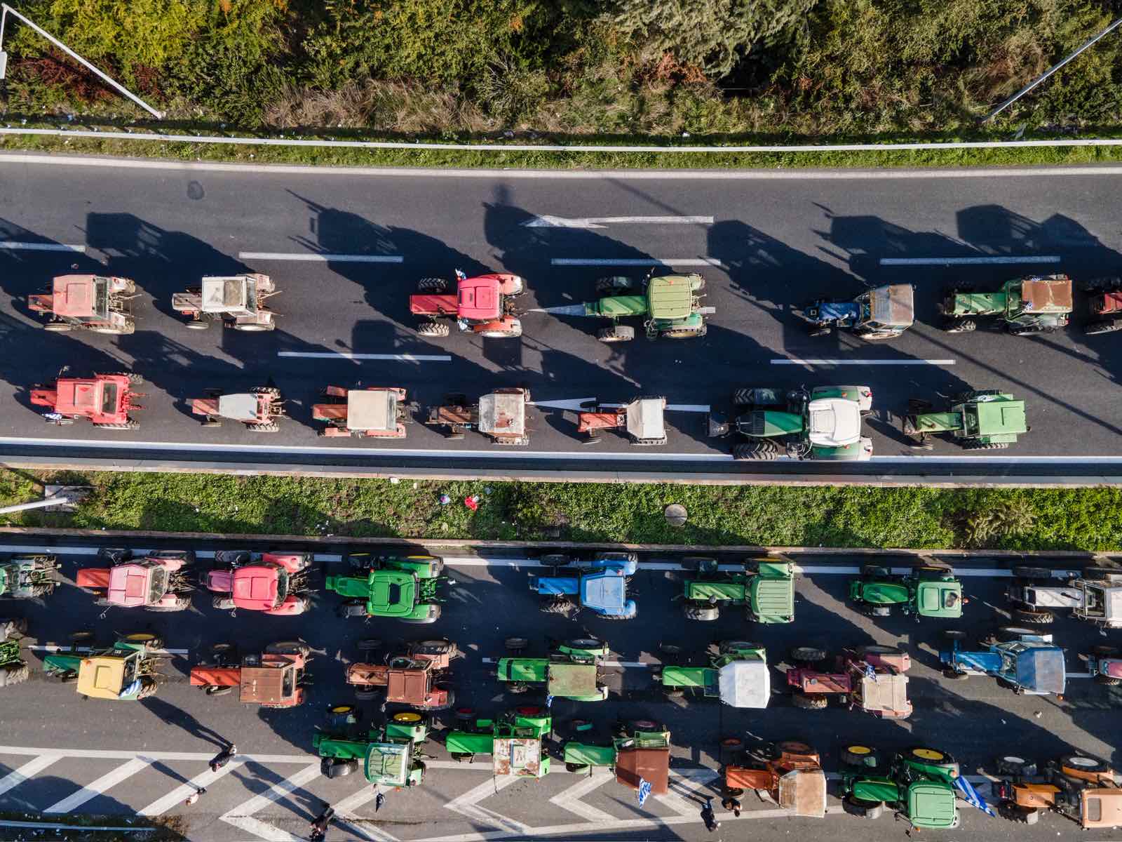 Μπετόν οι αγρότες στα μεγάλα μπλόκα