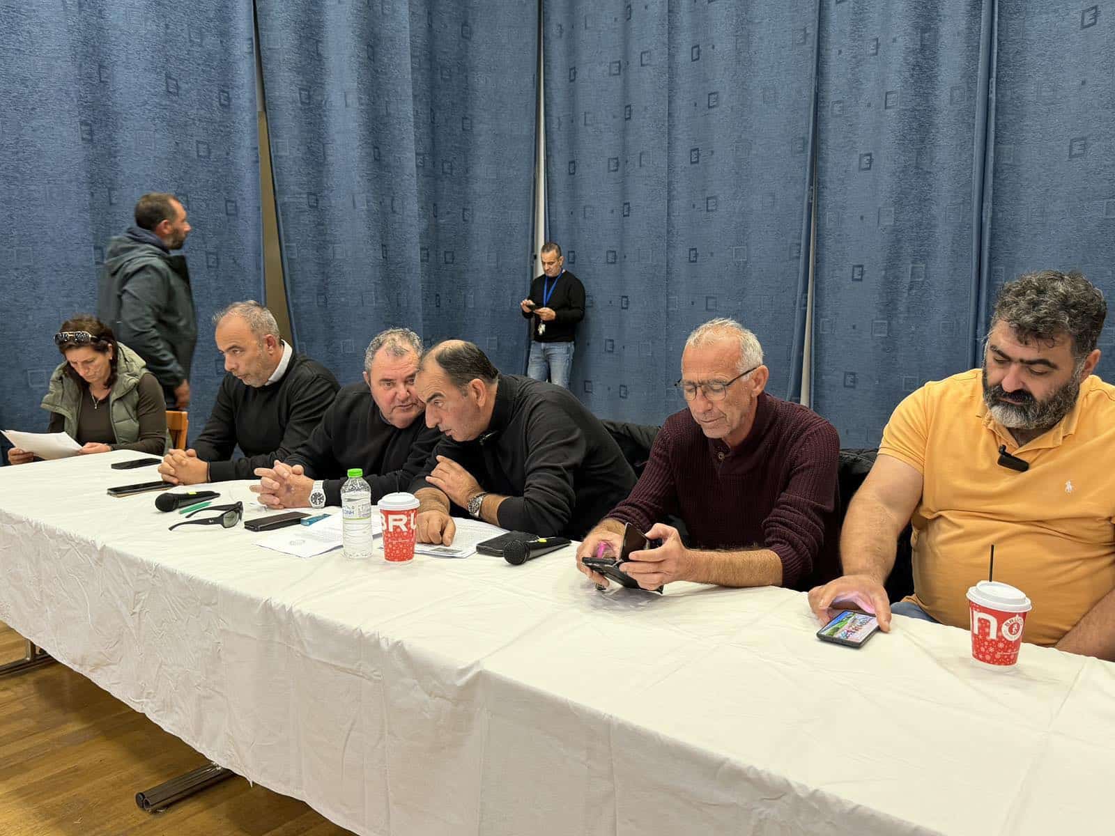 Ξεκίνησε η κρίσιμη σύσκεψη στη Νίκαια – Οι αγρότες θέλουν λύσεις και όχι προσκλήσεις για τσάι