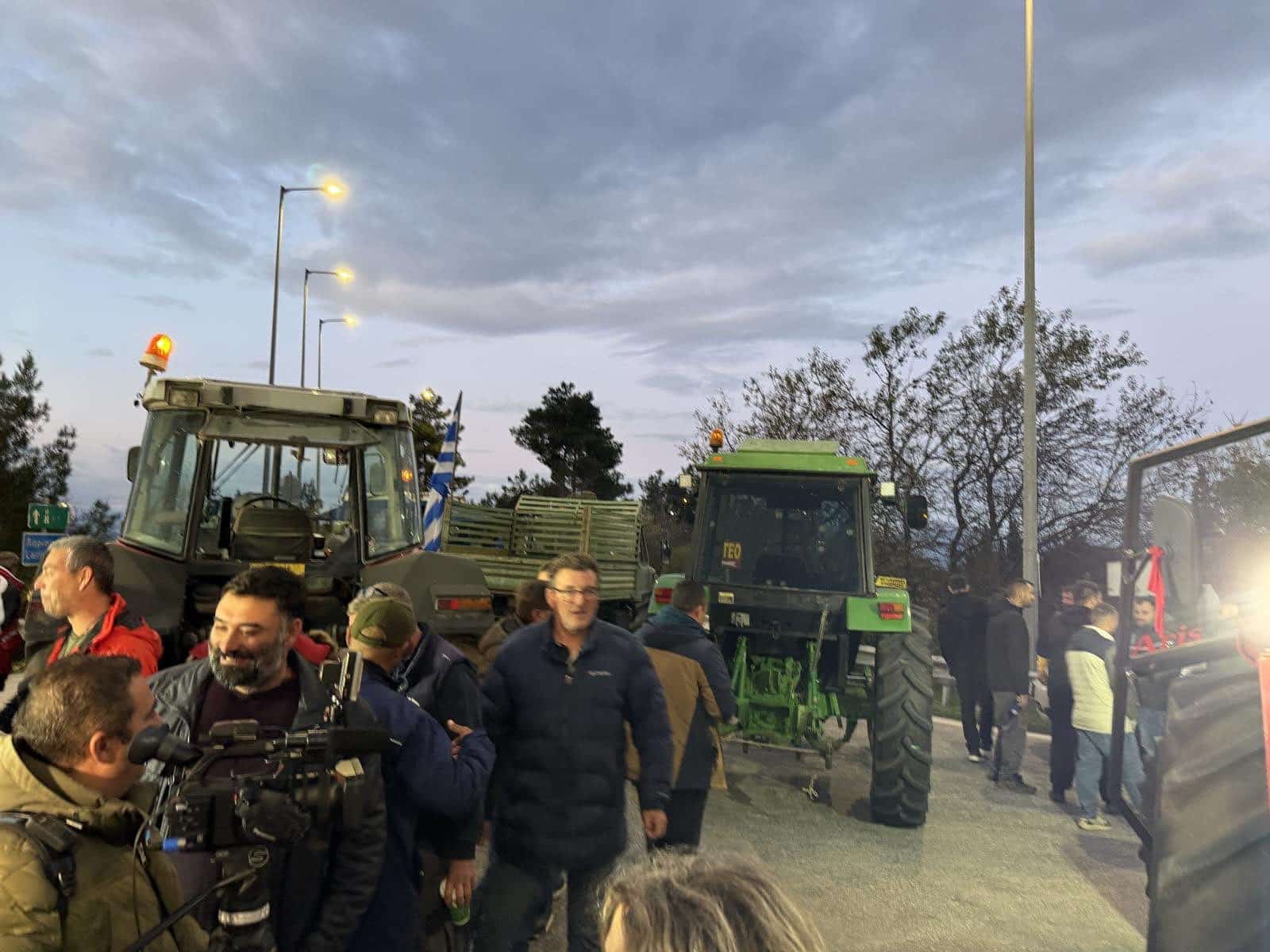 Συμβολικός αποκλεισμός των παράδρομων στο μπλόκο της Νίκαιας