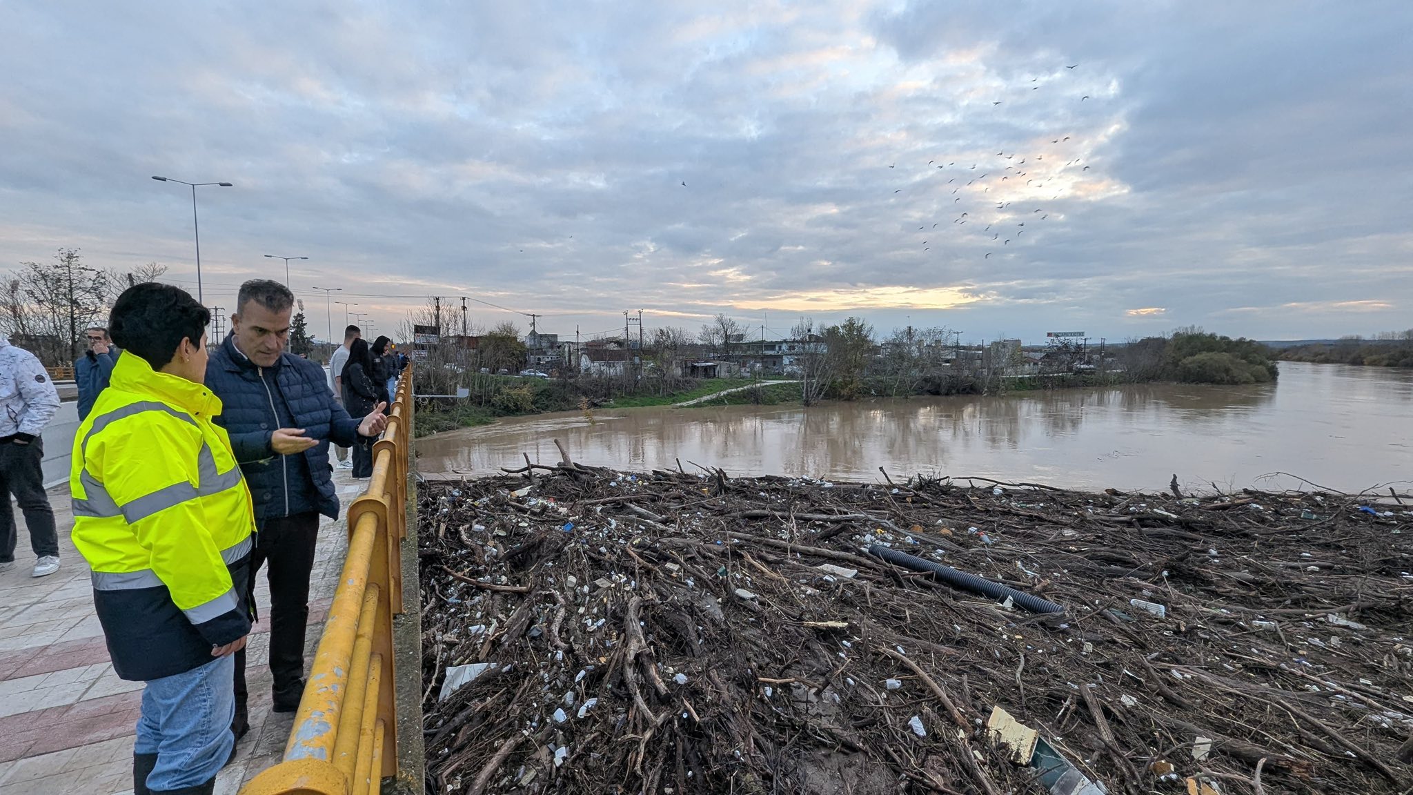 Συναγερμός στο δήμο Λαρισαίων για φερτά υλικά στον Πηνειό – Σε εξέλιξη επιχείρηση για την απομάκρυνσης τους