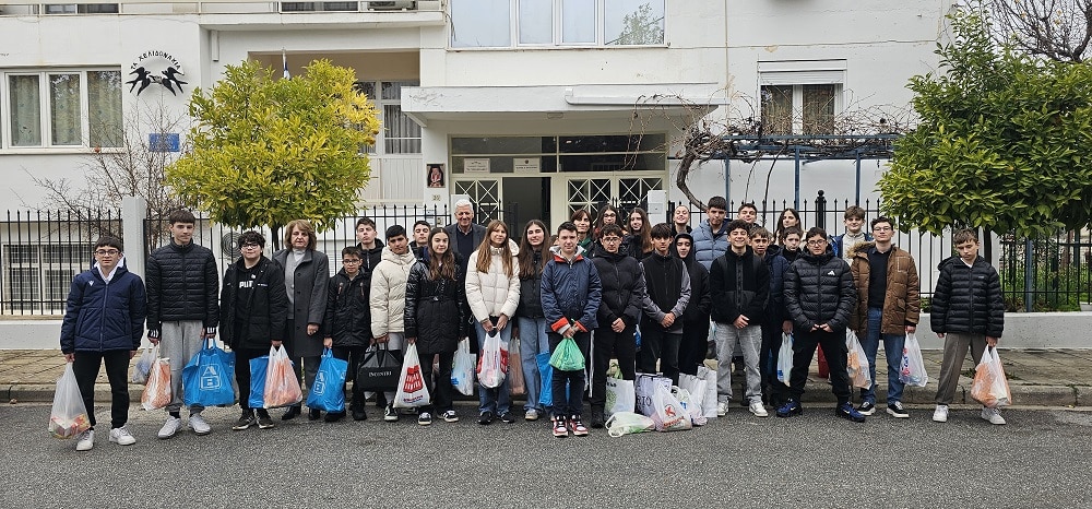 Μαθητές του Πρότυπου Γυμνασίου Λάρισας σε δράση αγάπης στο Φιλανθρωπικό Σωματείο “Ιωάννης ο Χρυσόστομος”