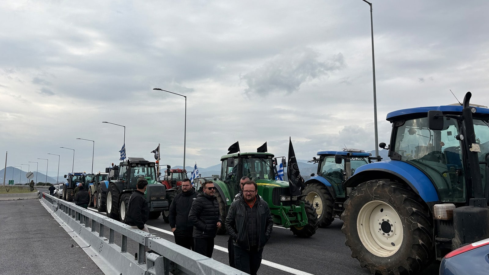 Η κυβέρνηση κρατά κλειστούς τους δρόμους και ταλαιπωρεί τον λαό