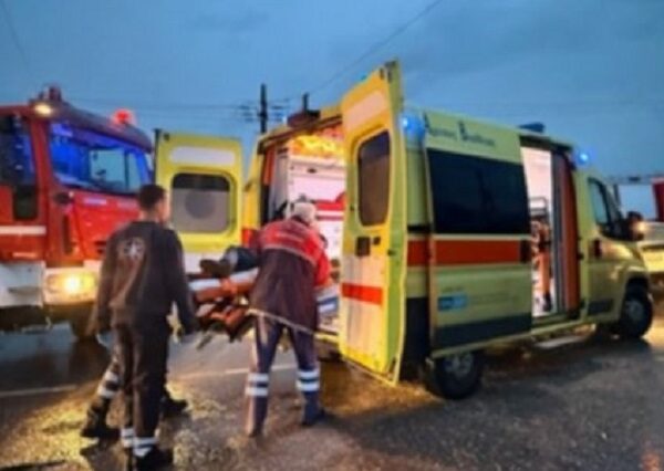 Τροχαίο με 4 τραυματίες και απεγκλωβισμό στη Λάρισα