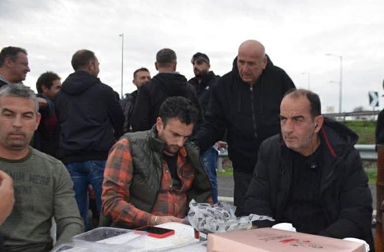 Ευχές του δημάρχου Τυρνάβου στους γεωργούς και στους κτηνοτρόφους των μπλόκων