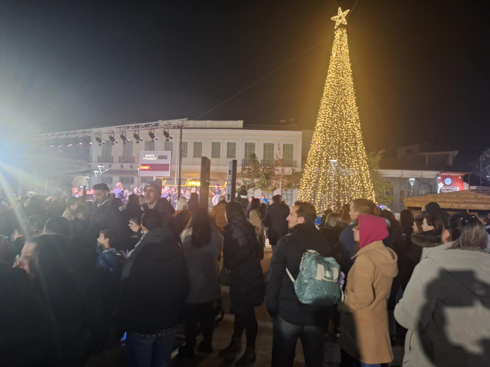 Πλούσιο φωτορεπορτάζ από το άναμμα του δένδρου στον Τύρναβο