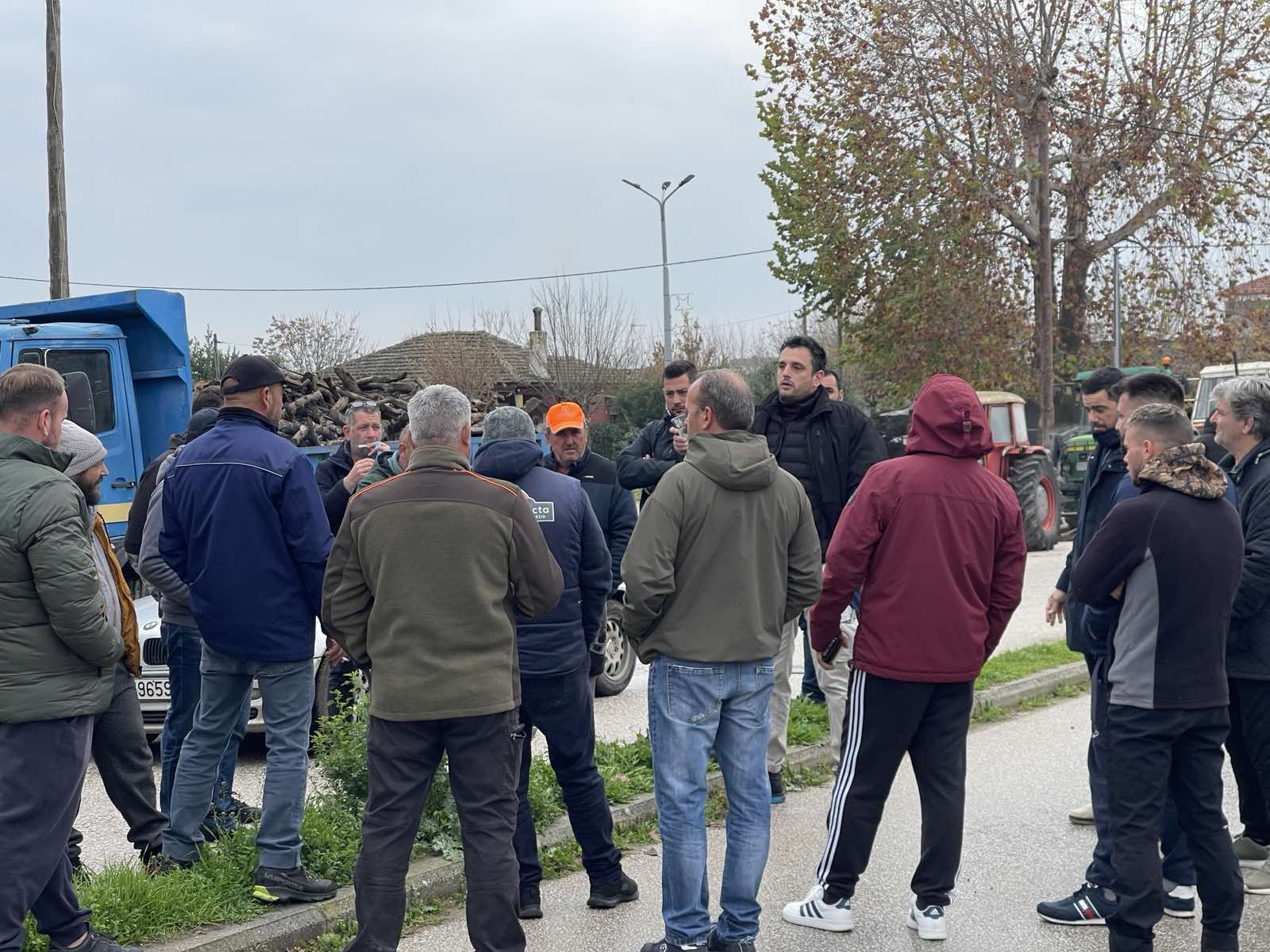 Στο μπλόκο της Νίκαιας σε αγώνα επιβίωσης 100 νέα τρακτέρ από Δένδρα – Πλατανούλια – Τύρναβο – Γιάννουλη