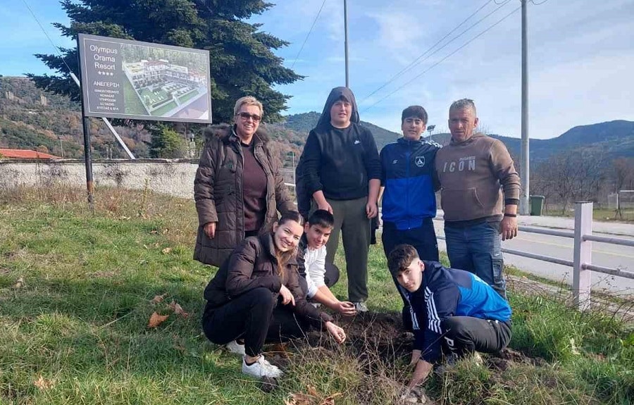 Μαθητές του Γυμνασίου Καρυάς συμμετείχαν σε δενδροφύτευση