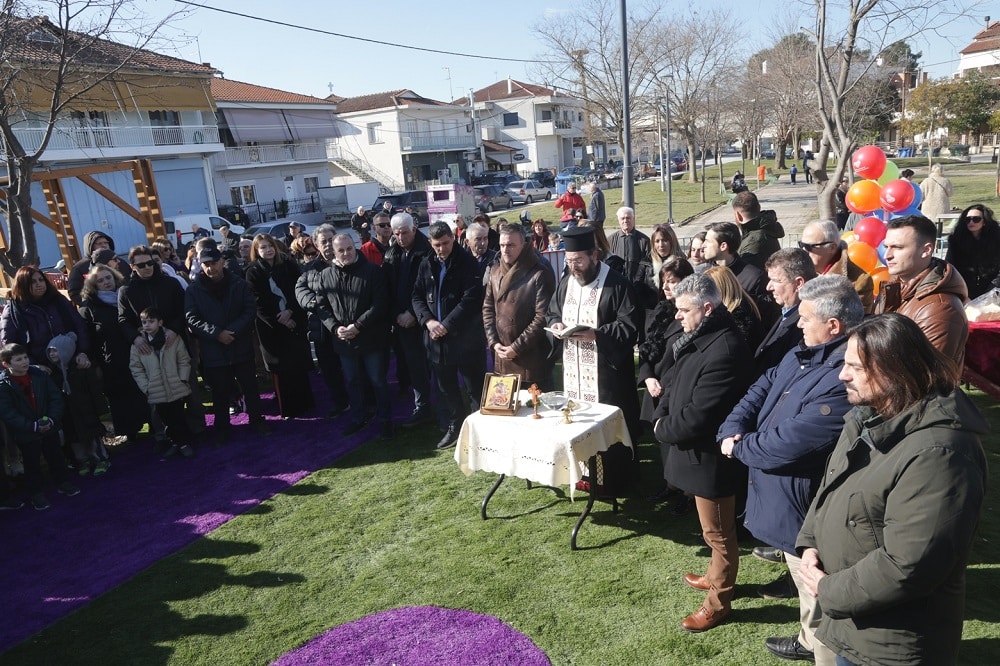 Πλήθος μικρών και μεγάλων στη νέα παιδική χαρά στη Γιάννουλη
