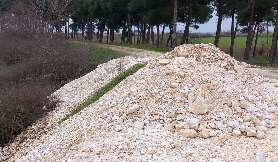 Το προσωρινό μπάζωμα του σπασμένου αναχώματος του Πηνειού στη Φαλάνη, εγκυμονεί κινδύνους