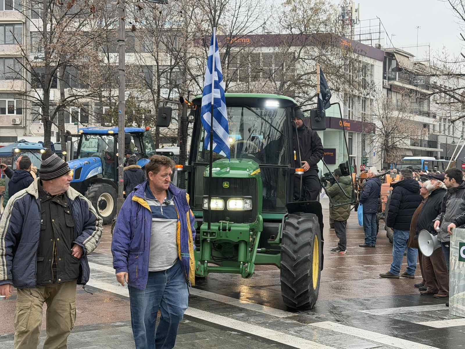 Με πορεία στο κέντρο της Λάρισας και συγκέντρωση στην πλατεία αποχώρησαν τα τρακτέρ από το μπλόκο της Νίκαιας