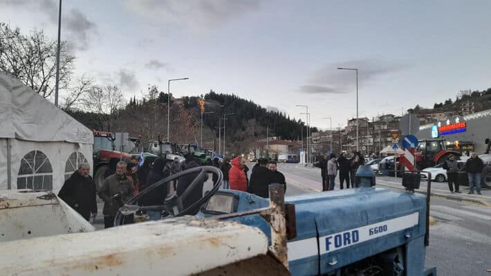 Σε αποκλεισμό του κόμβου Ελασσόνας προχώρησαν οι αγρότες