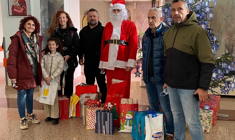 Δώρα σε παιδιά στο Πανεπιστημιακό Νοσοκομείο προσέφεραν οι Δρομείς Φαλάνης