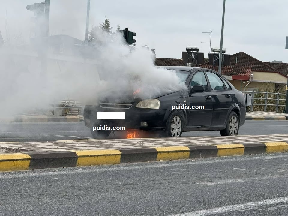 Πήρε φωτιά ΙΧ στη Λάρισα