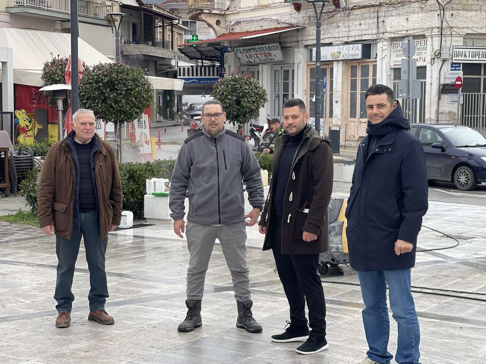 Εργασίες καθαρισμού της κεντρικής πλατείας του Τυρνάβου