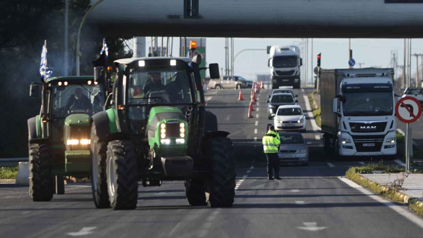 Απέκλεισαν τον κόμβο Πλατυκάμπου οι αγρότες κλιμακώνοντας τον αγώνα τους – Κρίσιμη σύσκεψη αύριο στον Παλαμά