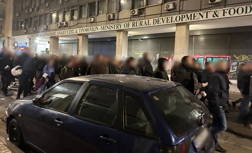 Στηρίζει τον αγώνα των αγροτών ο Ρουβίκωνας