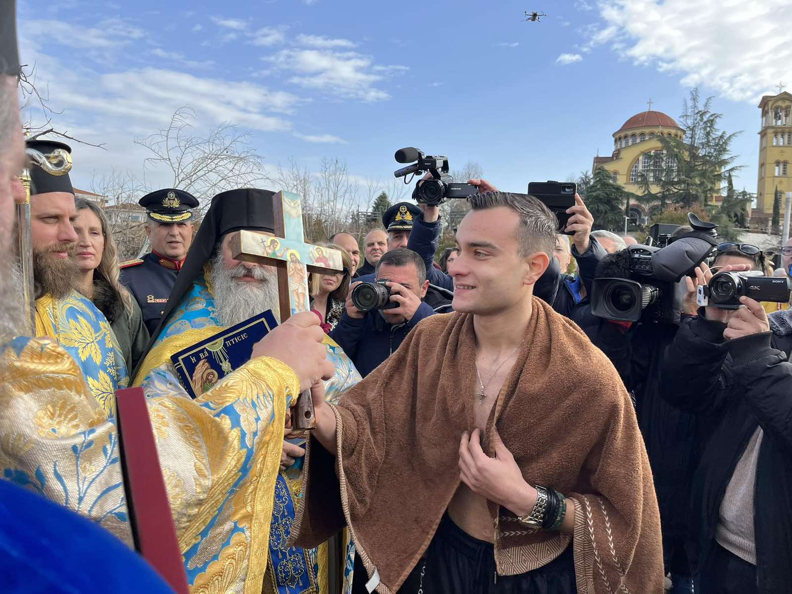 Γιορτάστηκαν τα Θεοφάνια στη Λάρισα – 22χρονος έπιασε τον σταυρό στον Πηνειό