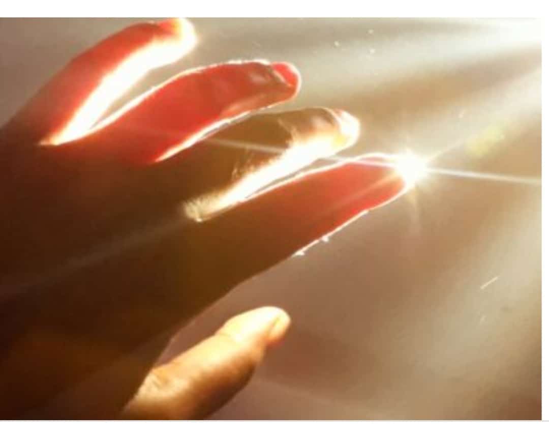 Εκπέμπουμε ένα αόρατο φως όσο ζούμε – που σβήνει όταν πεθαίνουμε, δείχνει νέα μελέτη