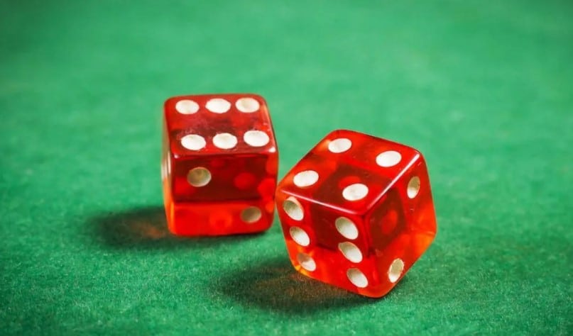 Χειροπέδες σε 4 άτομα που έπαιζαν ζάρια στη Λάρισα