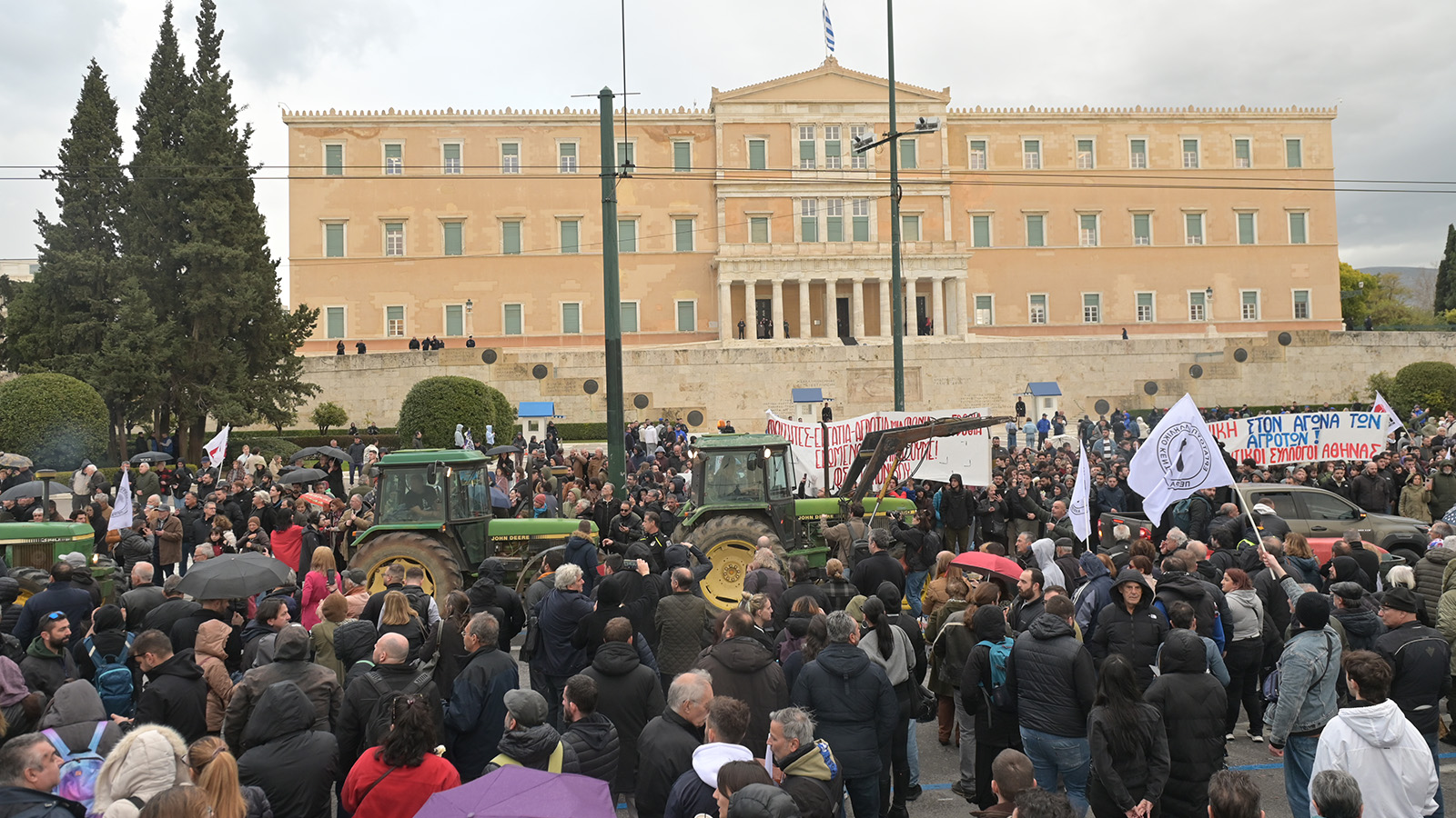 Ολοήμερη δυναμική διαδήλωση αγροτών στο Σύνταγμα – Στο πλευρό τους ο λαός της Αθήνας