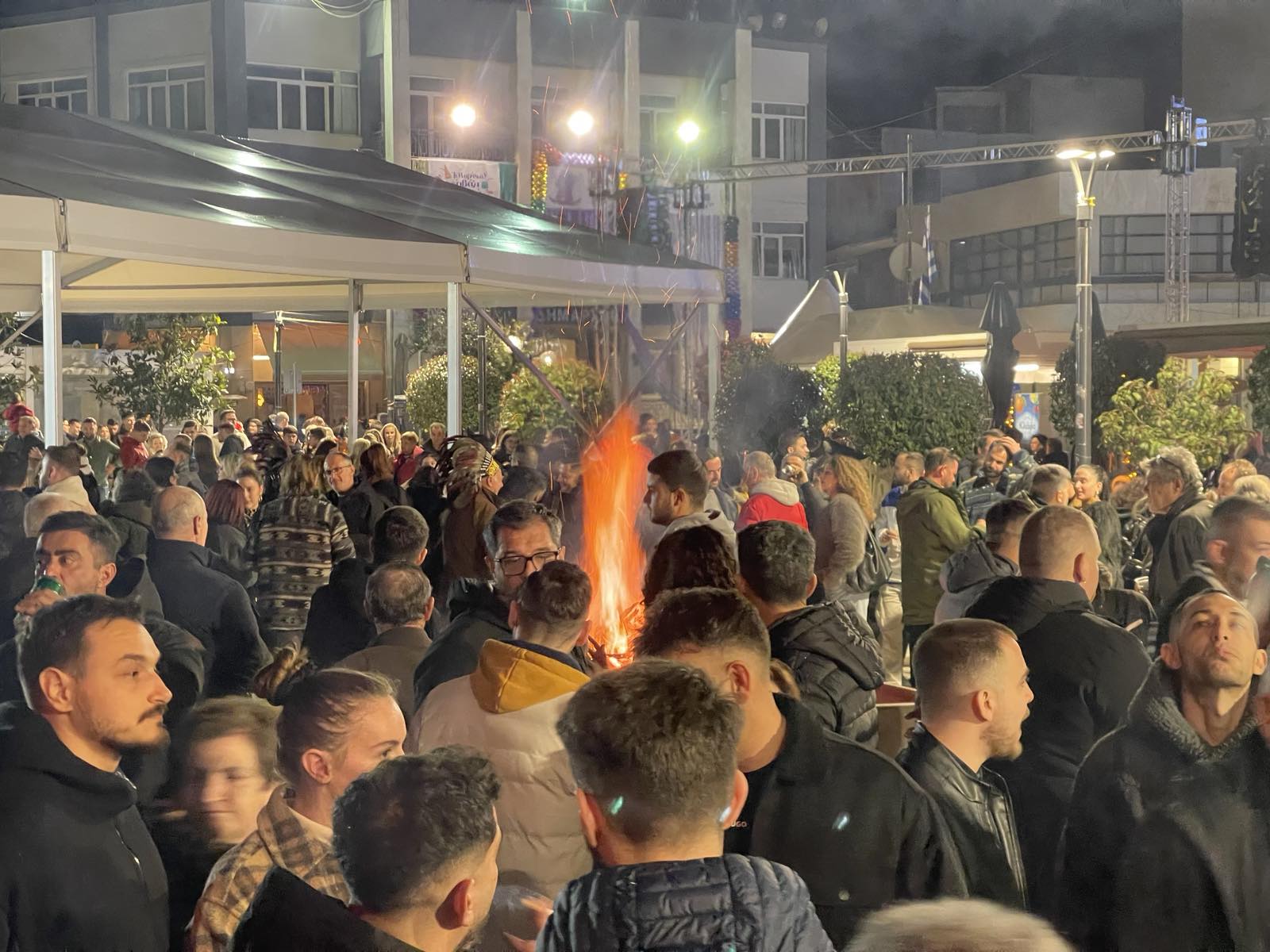 Όμορφο γλέντι με φωτιά και χάλκινα στην πλατεία του Τυρνάβου
