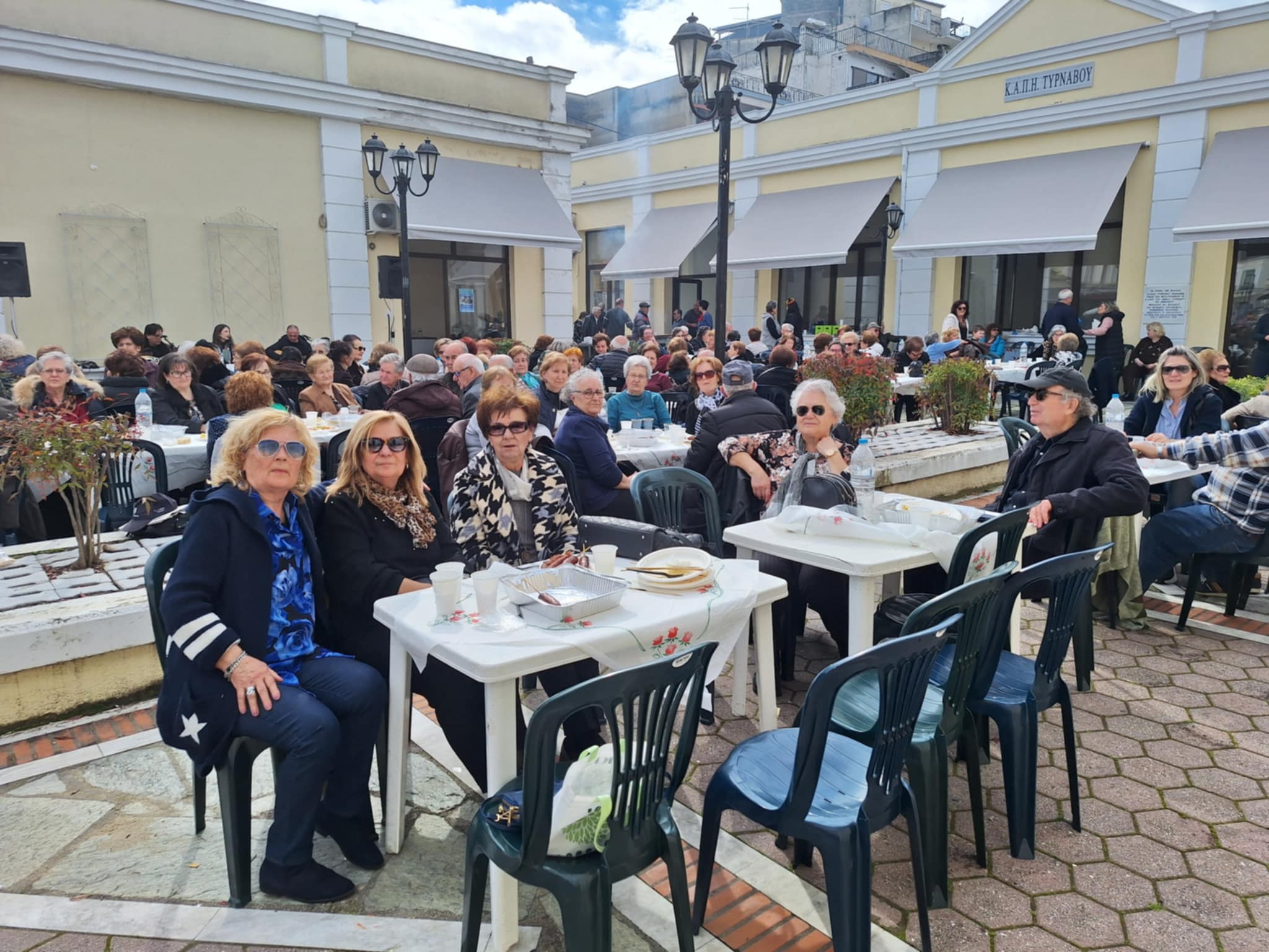 Τσίκνισαν τα μέλη του ΚΑΠΗ στον Τύρναβο (φωτο – βίντεο)