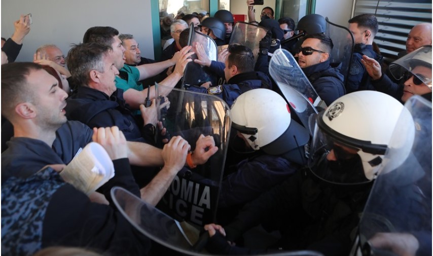 Νοσοκομείο Νίκαιας: Μεγάλη ένταση μεταξύ εργαζομένων και ΜΑΤ κατά την επίσκεψη Γεωργιάδη