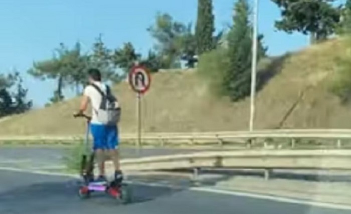 Επιμένουν να οδηγούν πατίνια χωρίς κράνος στη Θεσσαλία