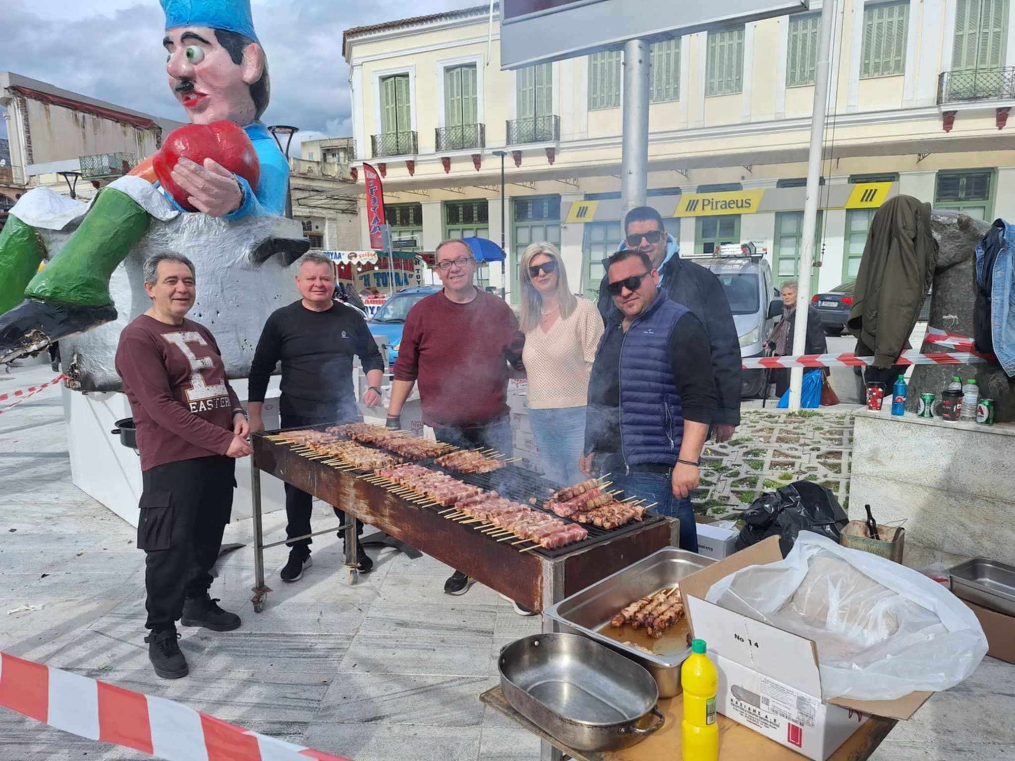 Τσικνοπέμπτη με τον Εμπορικό Σύλλογο Τυρνάβου στην κεντρική πλατεία
