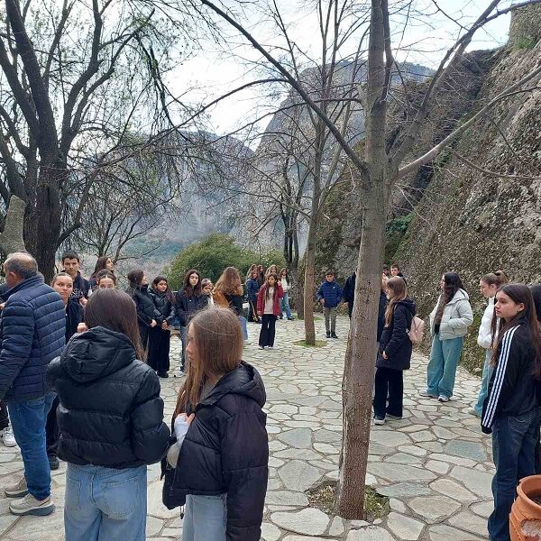 Εκπαιδευτική εξόρμηση της Α΄ Τάξης του Γυμνασίου Αμπελώνα στα Μετέωρα και τα Τρίκαλα
