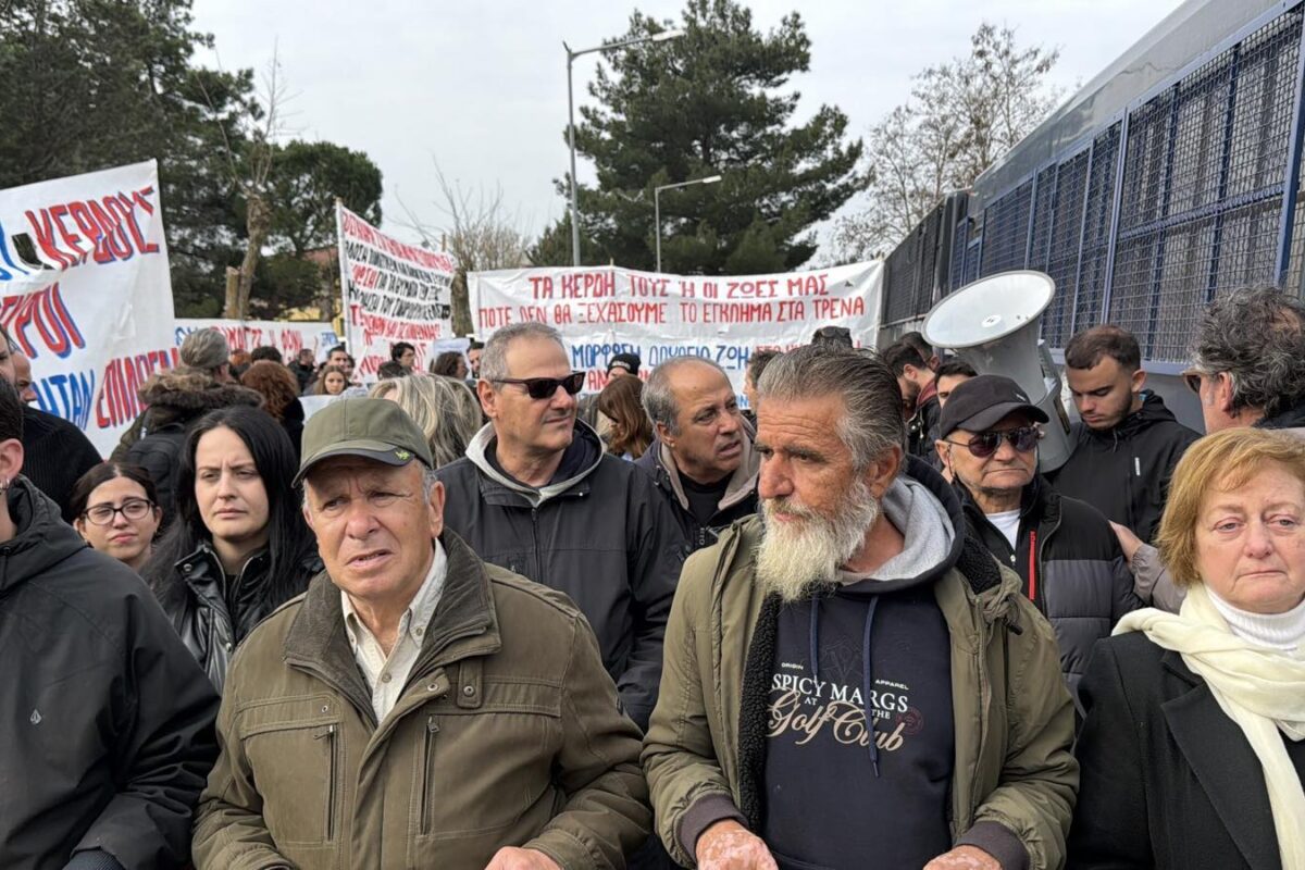 Ενστάσεις και ένταση στην έναρξη της δίκης για το έγκλημα των Τεμπών