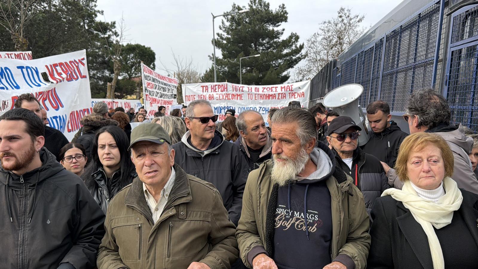 Ενστάσεις και ένταση στην έναρξη της δίκης για το έγκλημα των Τεμπών