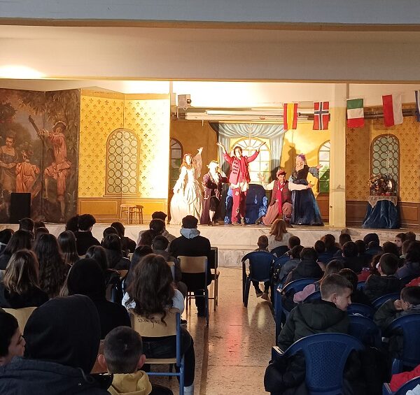 Θεατρική παράσταση στο Γυμνάσιο – Λύκειο Καλλιθέας