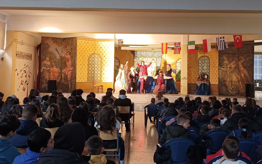 Θεατρική παράσταση στο Γυμνάσιο – Λύκειο Καλλιθέας