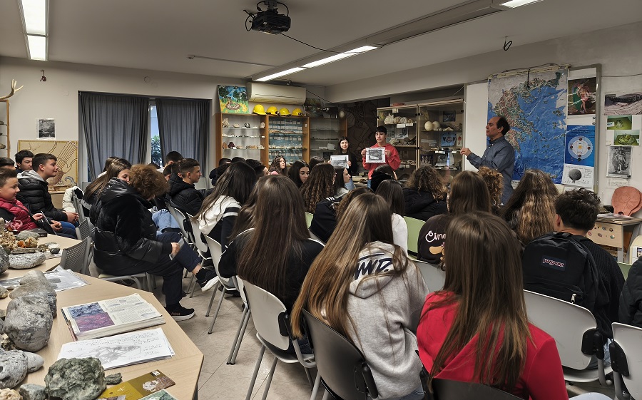 Ένα βιωματικό οδοιπορικό στη γεωλογία και τους μύθους της Λεπτοκαρυάς της Β’ Γυμνασίου Αμπελώνα