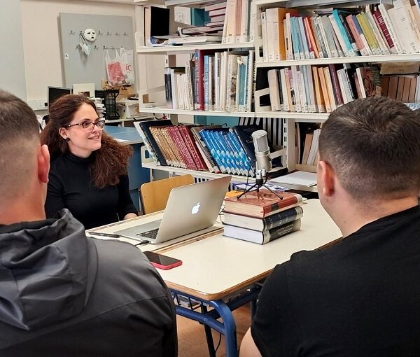 Οι νέοι μιλούν για την παραβατικότητα και τη φυλακή.