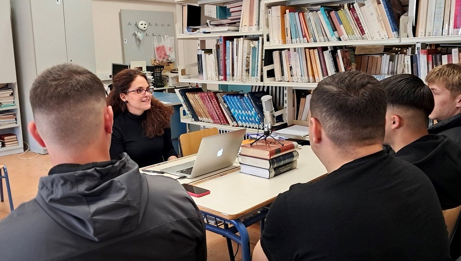 Οι νέοι μιλούν για την παραβατικότητα και τη φυλακή.