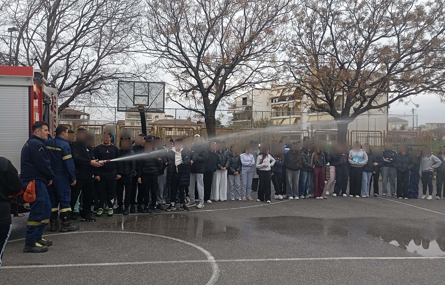 Πυροσβέστες ενημέρωσαν τους μαθητές του 11ου ΓΥμνασίου για πυροπροστασία και πυρασφάλεια