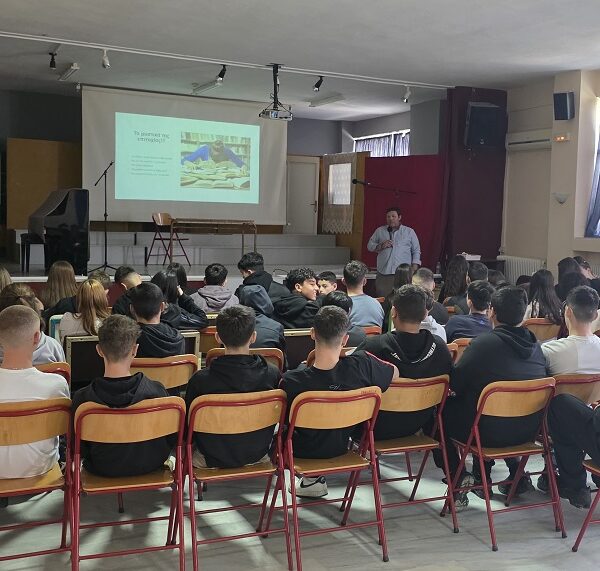 Οι μαθητές της Γ’ τάξης του Γυμνασίου Αμπελώνα γνωρίζουν τον κόσμο της Φαρμακευτικής