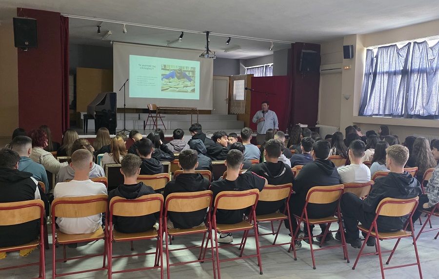 Οι μαθητές της Γ’ τάξης του Γυμνασίου Αμπελώνα γνωρίζουν τον κόσμο της Φαρμακευτικής