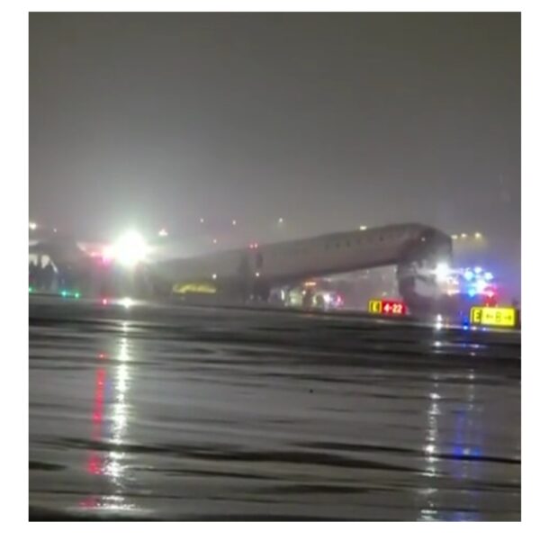 Νέα Υόρκη: Αεροπλάνο της Air Canada συγκρούστηκε με όχημα στη LaGuardia — Δεκάδες τραυματίες και χάος στο αεροδρόμιο